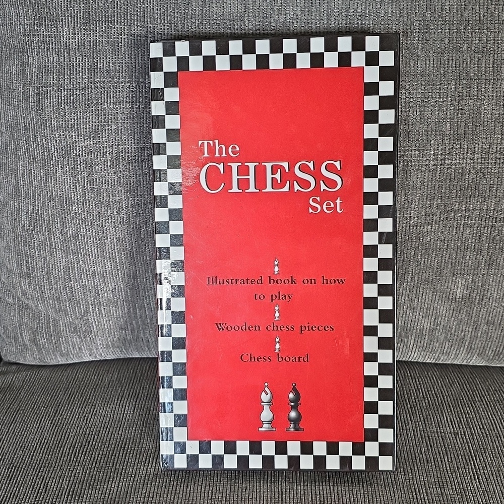 The Chess Set with Illustrated Book, Pieces, And Board. New. - Picture 8 of 8
